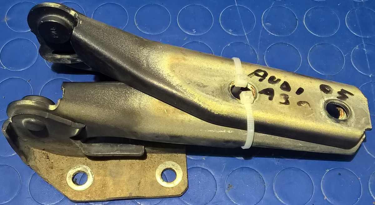 CERNIERE COFANO ANTERIORE AUDI A3 2006 2.0 TDI 140CV  8P0823301<br />