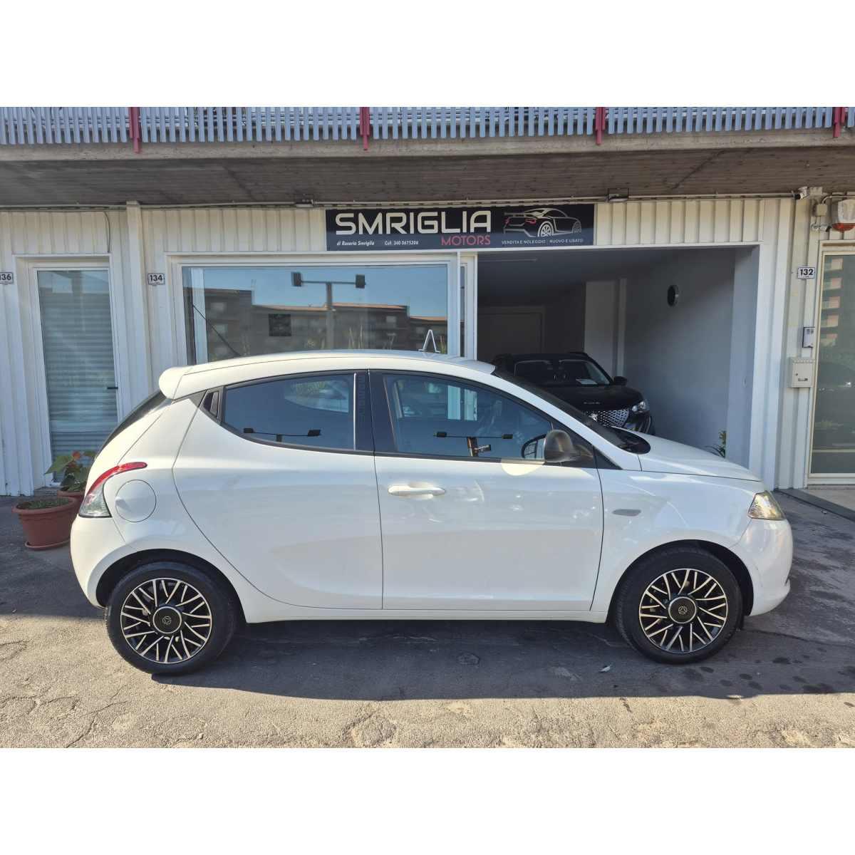Lancia ypslon 1300 mtjet 95 cv versione momo design