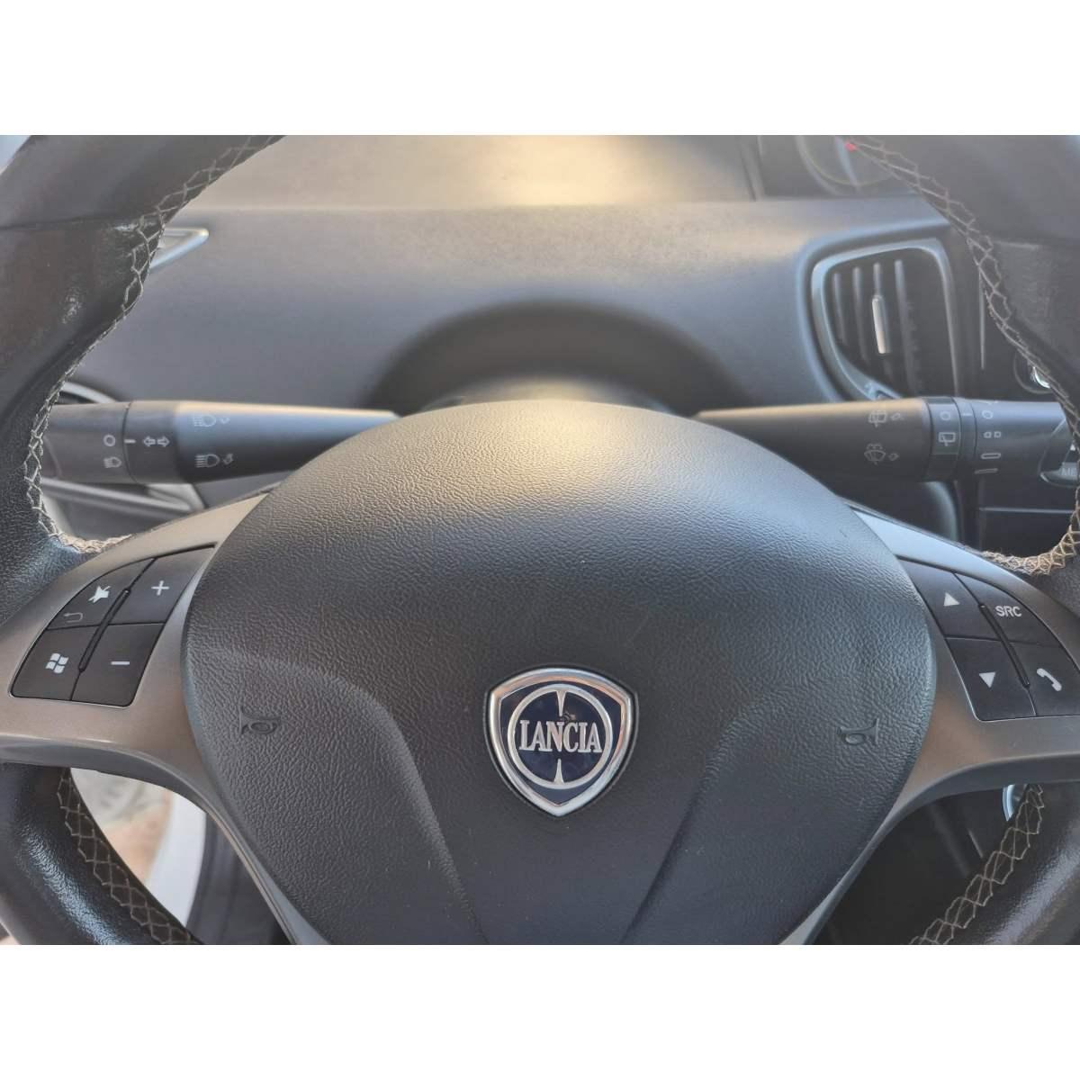 Lancia ypslon 1300 mtjet 95 cv versione momo design