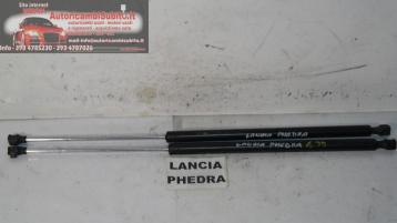 Lancia phedra pistoncini cofano